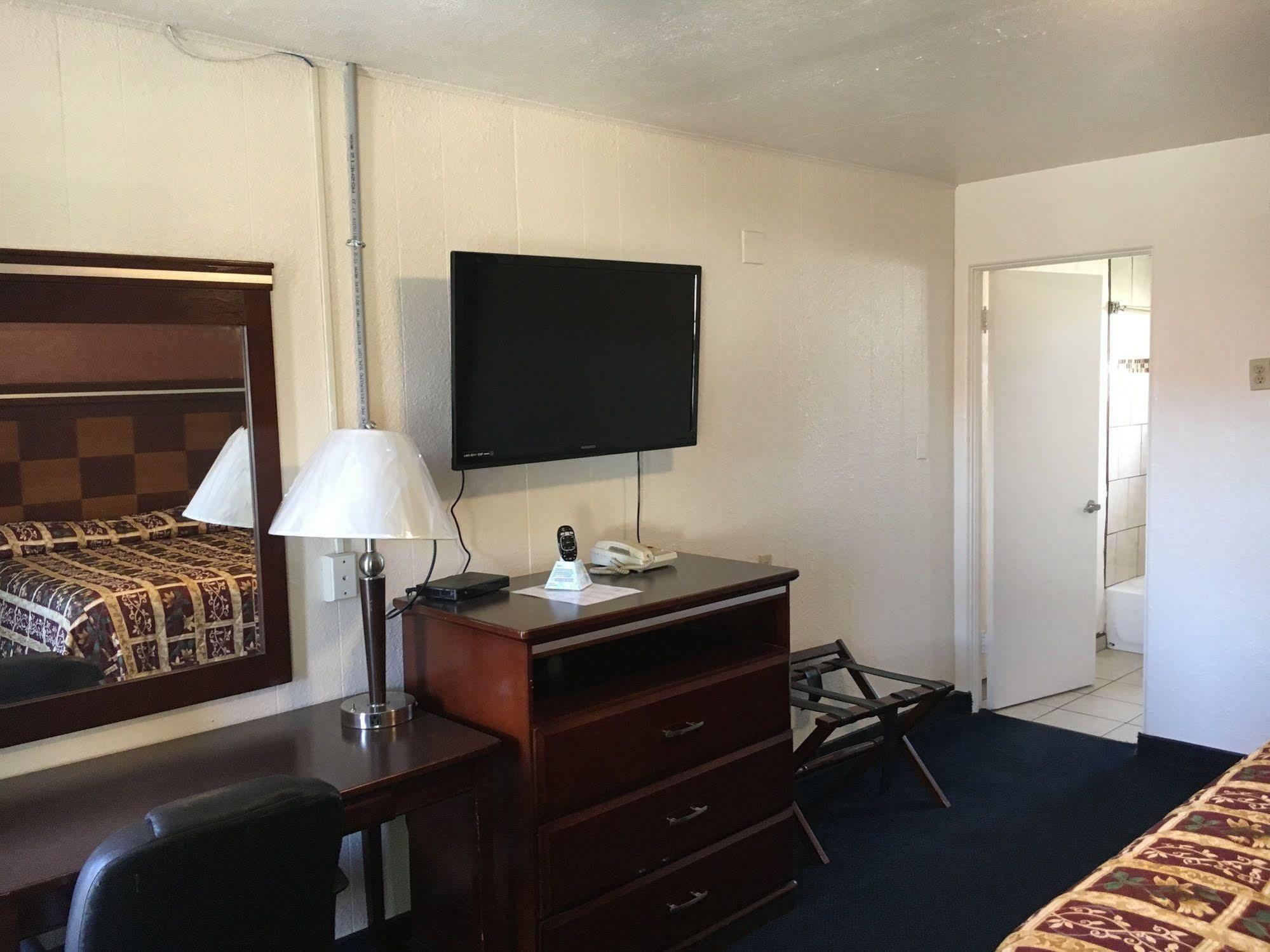 Deluxe Inn Of Roswell Exterior photo